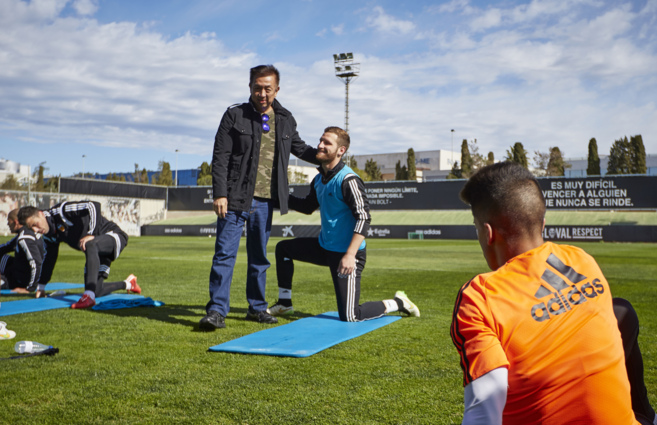 Peter Lim saluda a los jugadores del Valencia CF en el entrenamiento...