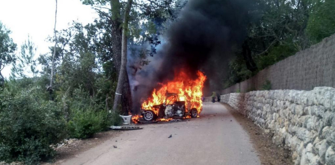 Imagen del coche en llamas, publicada en Twitter por @Mallorcarallye.