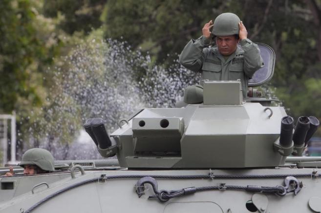 Un militar venezolano ajusta su casco este sbado, durante un...