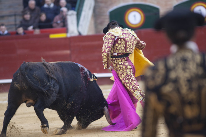 Morante de la Puebla ejecuta un bellsima vernica al cuarto toro de...