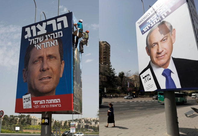 Isaac Herzog y Benjamin Netanyahu, en dos carteles electorales en...