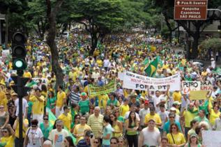 Miles de manifestantes contra Dilma en Belo Horizonte.