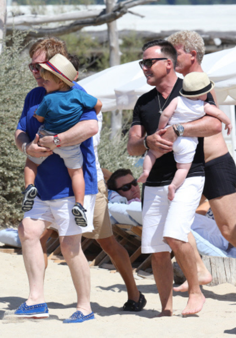 Eltohn John y su marido David Furnish, con sus dos hijos, en agosto de...