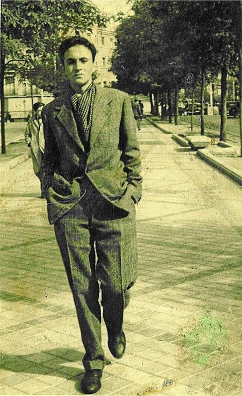 El poeta Claudio Rodrguez pasea por las calles de Zamora.