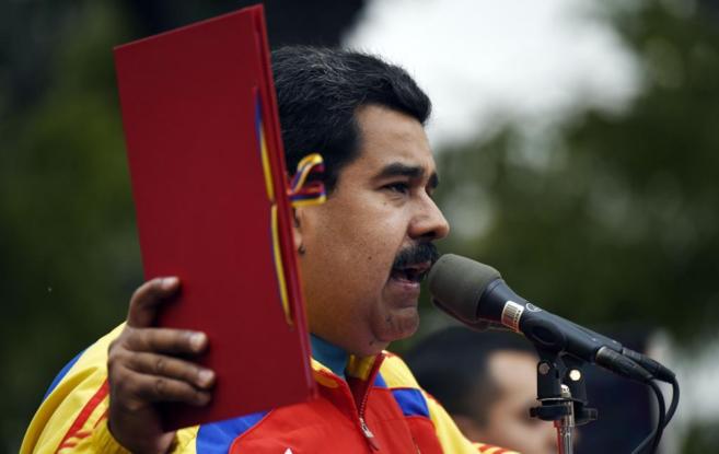 El presidente venezolano, Nicols Maduro, con la carpeta que contiene...
