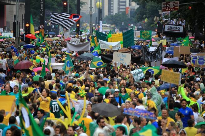 Opositores brasileos en una manifestacin contra la presidenta...