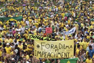 Manifestantes protestan contra Dilma.