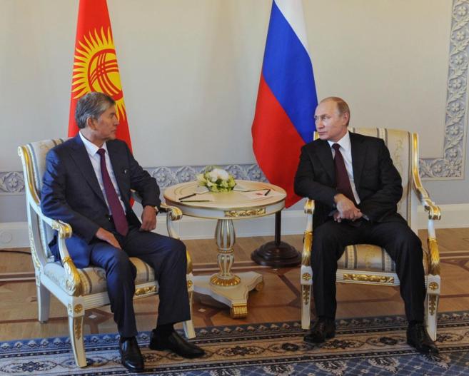 El presidente ruso, Putin (dcha.), y el mandatario de Kirguizistn,...