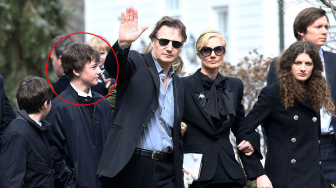 Michal Neeson (crculo rojo), tras su padre Liam, en el funeral por...