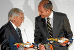 Bernie Ecclestone, junto al ex presidente Francisco Camps en una...
