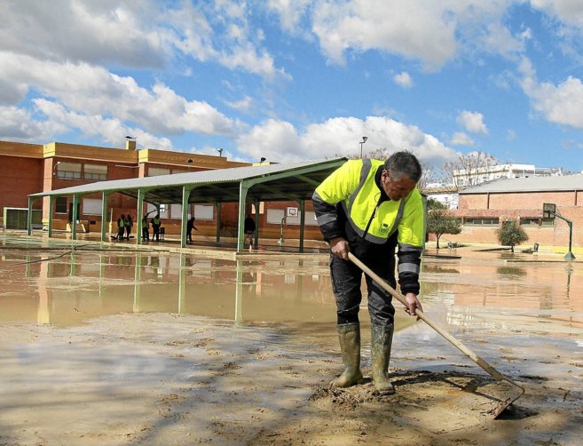 Un empleado municipal limpia el colegio Cervantes de cija, tras las...