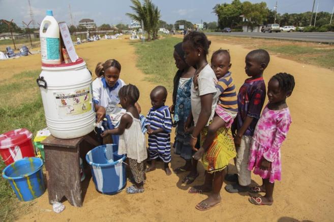 Nios liberianos lavndose las manos para prevenir el contagio del...