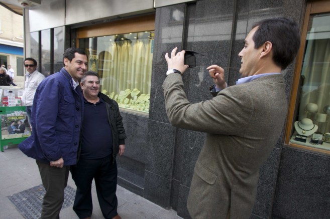 El alcalde de Crdoba fotografa a Moreno Bonilla junto a un...