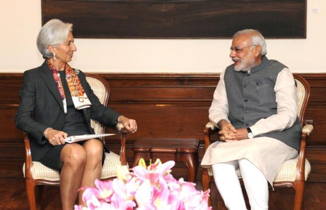 La directora del FMI, Christine Lagarde, y el primer ministro indio,...