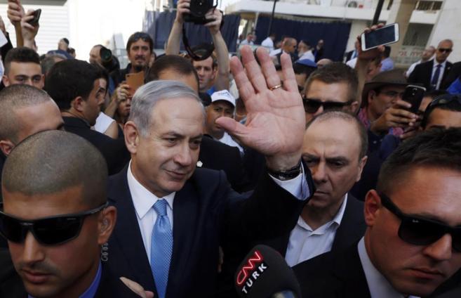 El primer ministro israel Benjamin Netanyahu, al llegar al colegio...