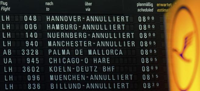 Panel informativo en el aeropuerto de Frncfort que muestra los...