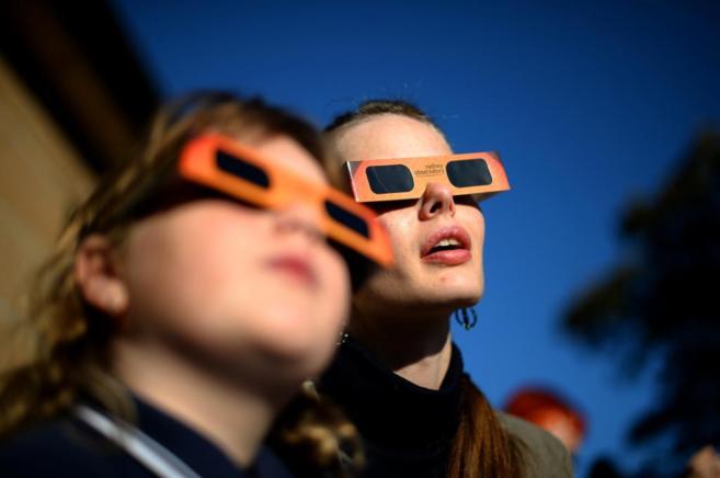 Dos personas contemplan un eclipse parcial en Sydney, en mayo de 2013.