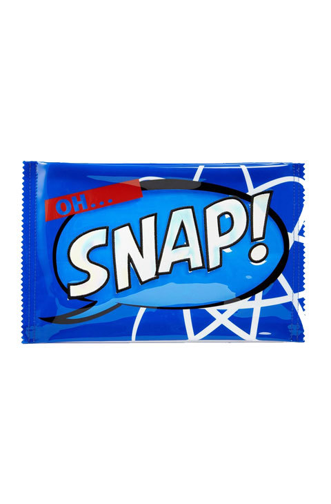 'Clutch' con estampado 'SNAP', de Skinny Dip (33,99 euros).