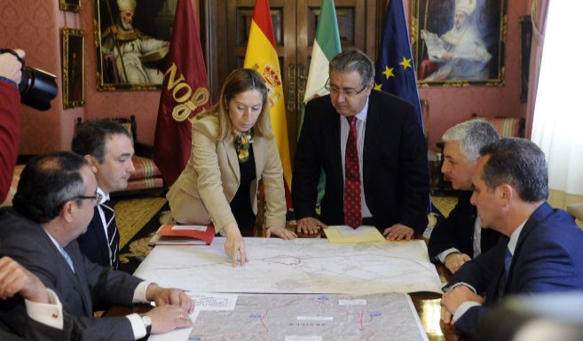 El alcalde de Sevilla, Zoido, reunido con la ministra de Fomento, Ana...