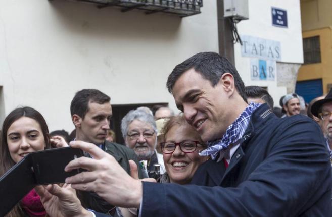 Pedro Snchez se hace un 'selfie' con una vecina de...