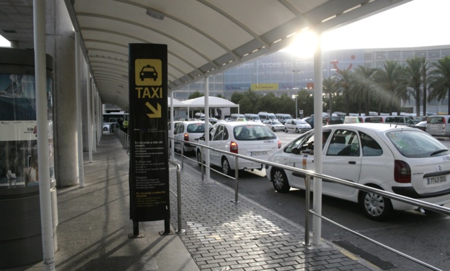 Varios taxis hacen cola en la parada del aeropuerto de Son Sant Joan.