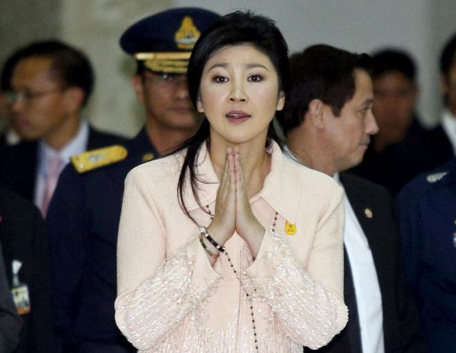 La ex primera ministra de Tailandia Yingluck Shinawatra habla con los...