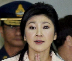 La ex primera ministra de Tailandia Yingluck Shinawatra habla con los...