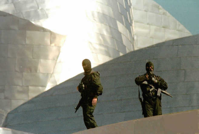 Francotiradores de la Ertzaintza, en el tejado del Guggenheim durante...