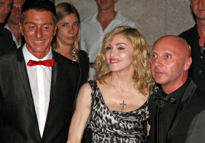 Madonna, entre Stefano Gabbana (i) y Domenico Dolce (d), en 2009.