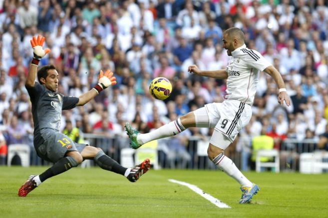 Claudio Bravo y Benzema disputan un baln en el Real Madrid-Bara de...