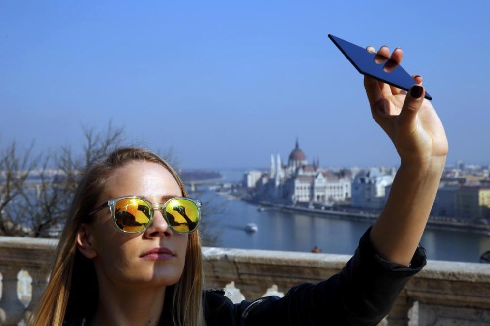 Una chica observa el fenmeno en Budapest.
