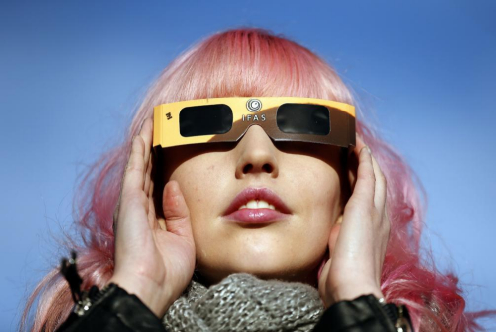 Una mujer ve el eclipse a travs de sus gafas en el Zoo de Belfast