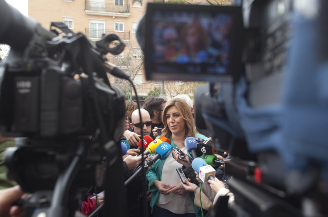 Susana Daz, rodeada de periodistas este viernes en Crdoba.