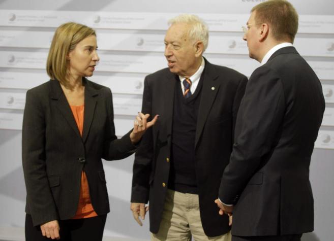 Mogherini, junto a Garca-Margallo (c.) y al ministro de Exteriores...