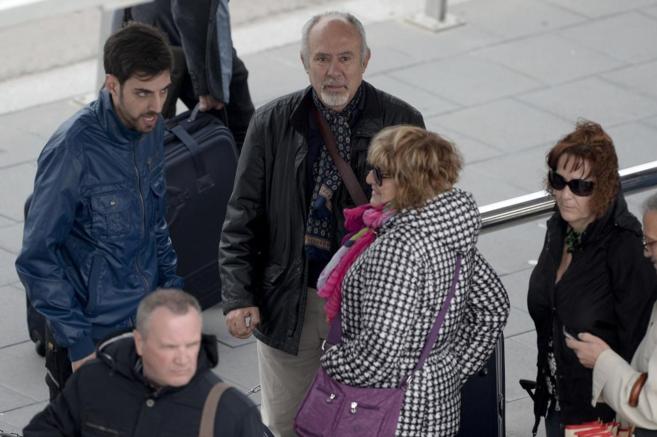 El alcalde de Vallmoll y su mujer a la llegada a Barcelona