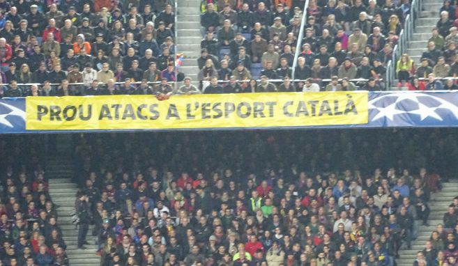 La pancarta, durante el partido de Champions ante el City.