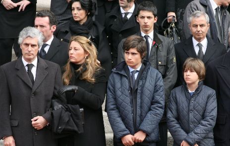 De izquierda a derecha: Adolfo Surez Illana, junto a su mujer y sus hijos. Detrs de stos, Fernando Romero (d), junto a su hijo Fernando.