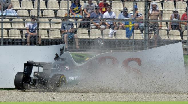 Hamilton, tras sufrir un accidente, en el pasado Gran Premio de...