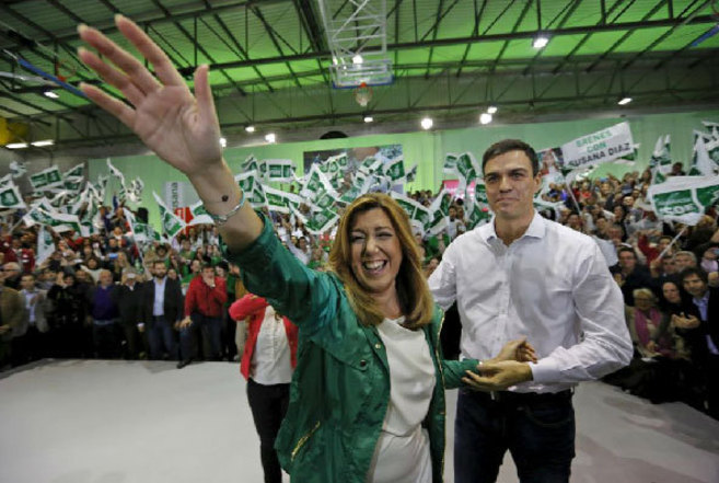 La candidata socialista y presidenta andaluza, junto al secretario...