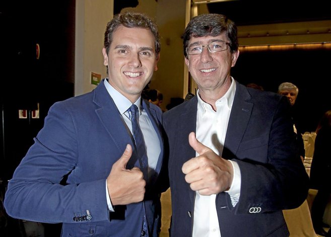 Albert Rivera y el candidato de Ciudadanos, Juan Marn, levantan el...