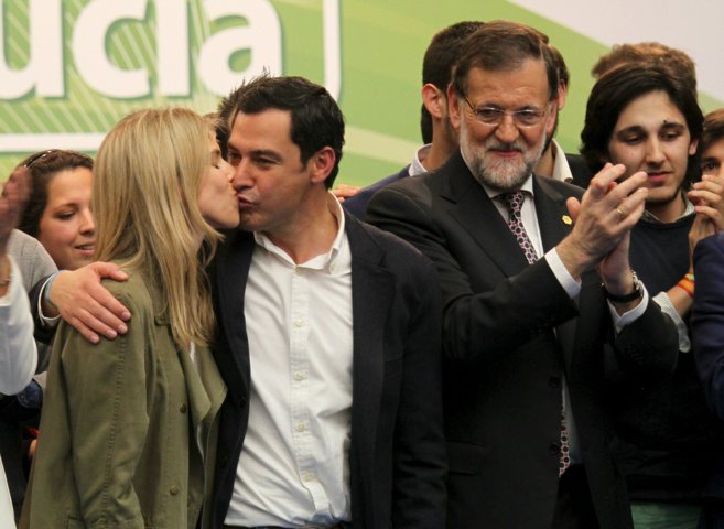 El candidato del PP, Juan Manuel Moreno, besa a su mujer ante la...