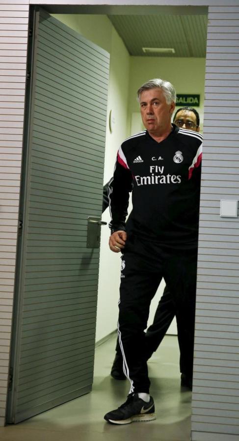 Ancelotti, a su llegada a la sala de prensa.