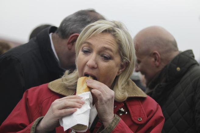 La lder del FN, Marine Le Pen, durante una visita al norte de...