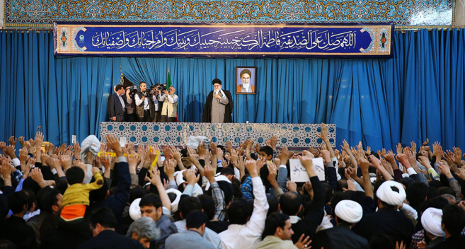 El ayatolá Ali Jamenei saluda a una multitud concentrada para...