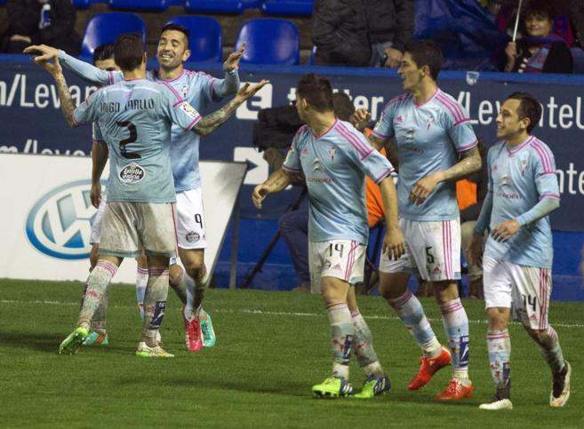 Los jugadores del Celta celebran el gol de Charles al Levante.
