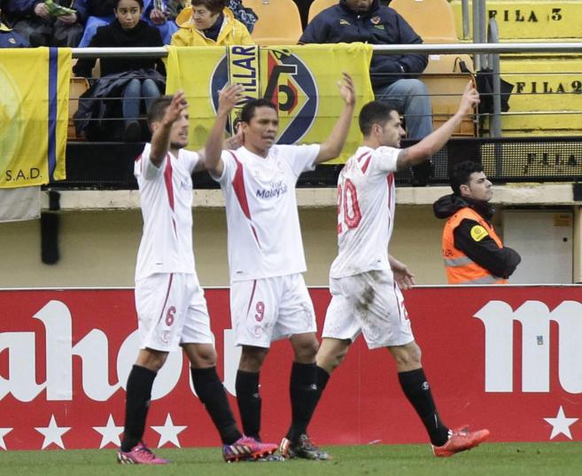 Carrio, Bacca y Vitolo celebran el 0-2 en El Madrigal.