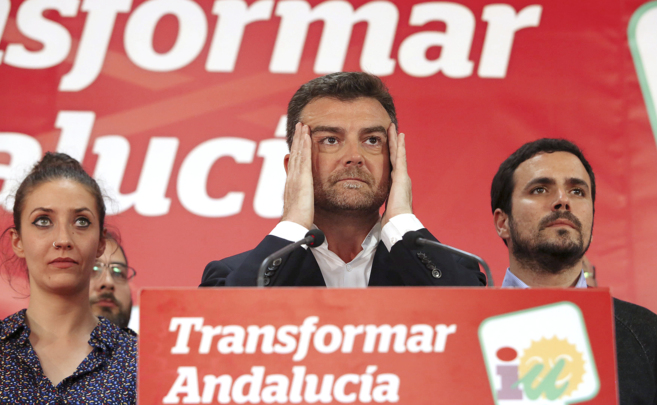 El candidato de IU a la Junta, Antonio Maíllo, junto al candidato...
