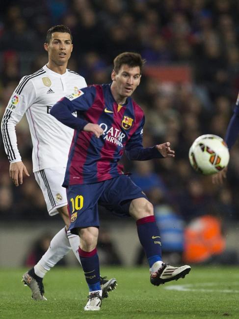 Messi golpea al baln ante la atenta mirada de Cristiano.