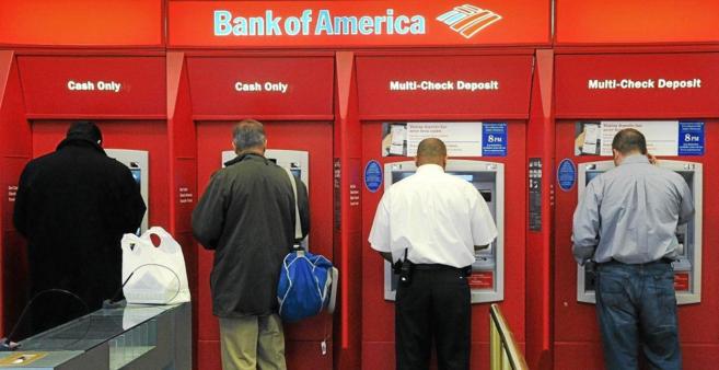 Clientes del Bank of America sacan dinero de los cajeros de una...
