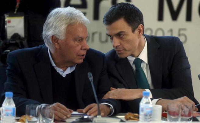 Felipe Gonzlez (izq.) y Pedro Snchez conversan durante un acto en...